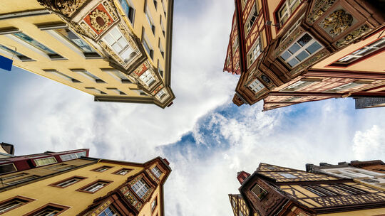 An der Kreuzung der Vier Türme geht der Blick von Einheimischen und Besuchern gern nach oben gen Himmel. Die Koblenzer Altstadt An der Kreuzung der Vier Türme geht der Blick von Einheimischen und Besuchern gern nach oben gen Himmel. Die Koblenzer Altstadt