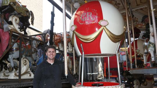 Besitzer Marvin Issel und seine Mitarbeiter benötigen jeweils zwei Tage um das Fahrgeschäft Caroussel Royal auf dem Mayener Luka Besitzer Marvin Issel und seine Mitarbeiter benötigen jeweils zwei Tage um das Fahrgeschäft Caroussel Royal auf dem Mayener Luka