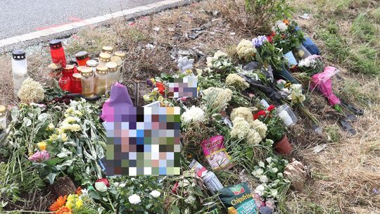 Kurz nach dem Unfall hatten Menschen Blumen und einiges mehr an der Unglücksstelle abgelegt. Kurz nach dem Unfall hatten Menschen Blumen und einiges mehr an der Unglücksstelle abgelegt.