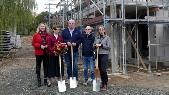 Zum symbolischen Spatenstich mit Landrätin Bettina Dickes, Bauträger Thomas Bottlender, Stadtbürgermeister Reinhold Rabung und d Zum symbolischen Spatenstich mit Landrätin Bettina Dickes, Bauträger Thomas Bottlender, Stadtbürgermeister Reinhold Rabung und d
