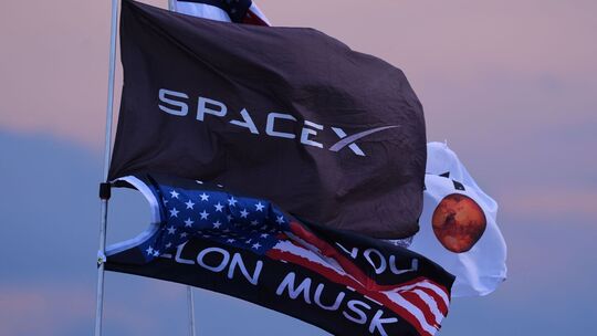 Flaggen: SpaceX, Elon Musk Flaggen: SpaceX, Elon Musk