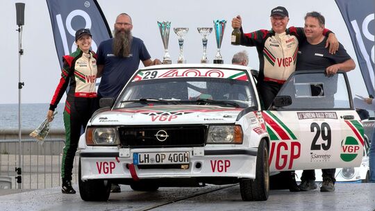 Lisa Stengl (ganz links) und ihre Mannschaft feierten die Vize-Europameisterschaft in der Gruppe 3 der FIA-EHRC nach einer stake Lisa Stengl (ganz links) und ihre Mannschaft feierten die Vize-Europameisterschaft in der Gruppe 3 der FIA-EHRC nach einer stake