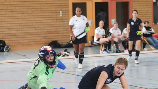 Beim VfL-Turnier vor einem Jahr zeigten sich die Frauen des Gastgebers (blaue Trikots) gegen Eintracht Frankfurt sehr torgefährl Beim VfL-Turnier vor einem Jahr zeigten sich die Frauen des Gastgebers (blaue Trikots) gegen Eintracht Frankfurt sehr torgefährl