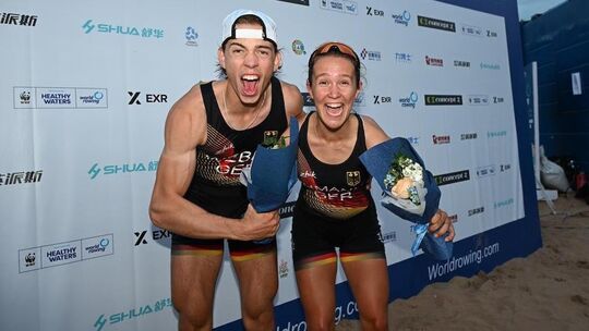 Da kennt die Freude keine Grenzen: Jasper Weber bejubelt mit Anneke Ihmann aus Saarbrücken den zweiten Platz bei der WM in China Da kennt die Freude keine Grenzen: Jasper Weber bejubelt mit Anneke Ihmann aus Saarbrücken den zweiten Platz bei der WM in China