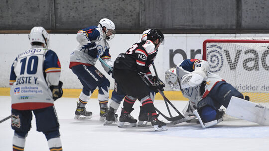 Aidan Connolly (dunkles Trikot) gedenkt als ständiger Unruheherd auch die Abwehr der Bergkamener Grizzlys in Atem zu halten. Zul Aidan Connolly (dunkles Trikot) gedenkt als ständiger Unruheherd auch die Abwehr der Bergkamener Grizzlys in Atem zu halten. Zul