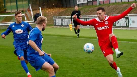 Gekonnt nimmt der Hüffelsheimer Nico Najda (rotes Trikot) den Ball an. Der linke Schienenspieler möchte auch bei der TuS Marienb Gekonnt nimmt der Hüffelsheimer Nico Najda (rotes Trikot) den Ball an. Der linke Schienenspieler möchte auch bei der TuS Marienb