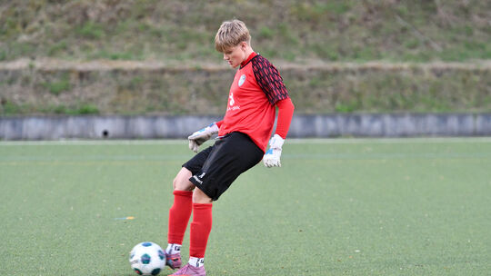 SG Nieverns Keeper Frank Lanio musste gegen Bendorf in der Schlussphase gleich dreimal hinter sich greifen. SG Nieverns Keeper Frank Lanio musste gegen Bendorf in der Schlussphase gleich dreimal hinter sich greifen.
