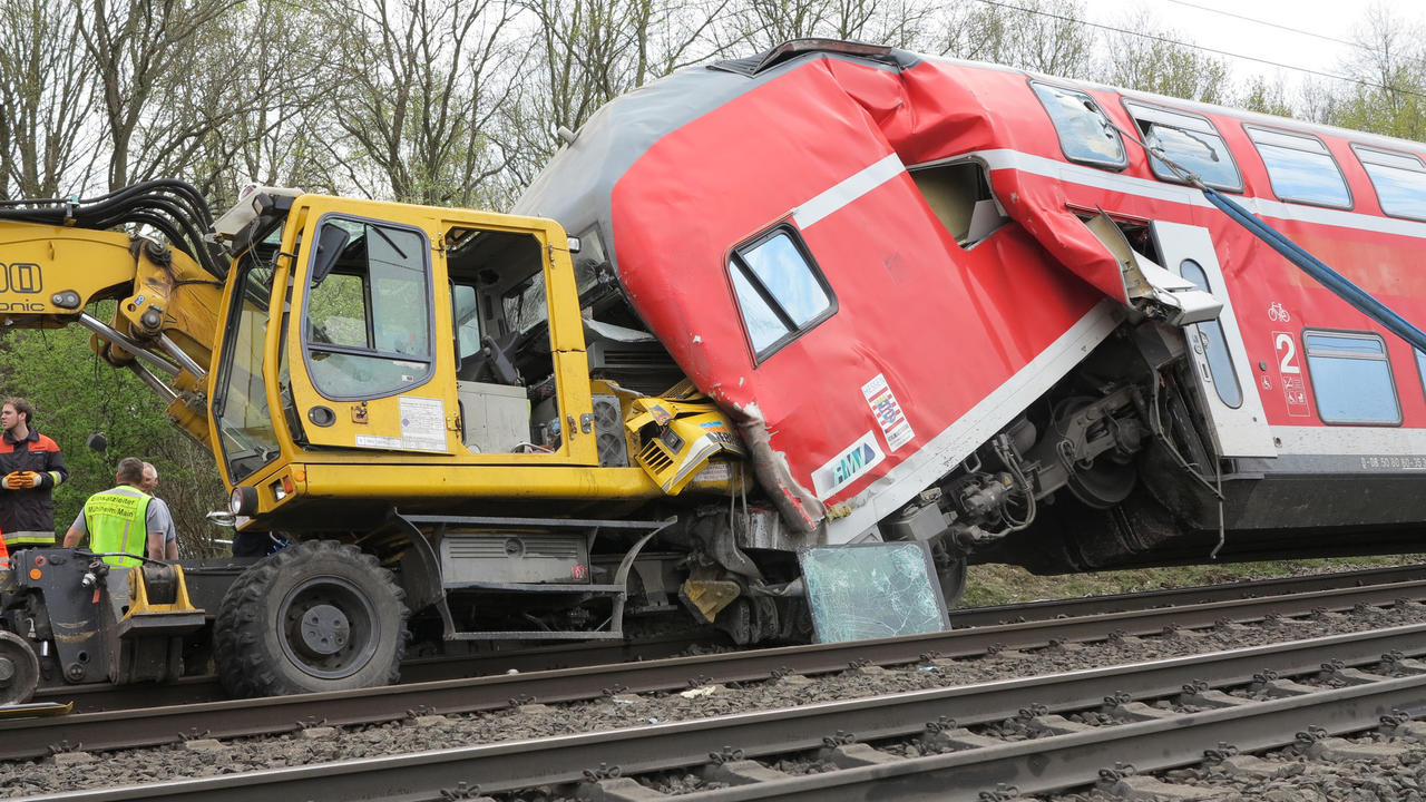 Bahn rammt Bagger Aufräumarbeiten gehen nach Zugunglück