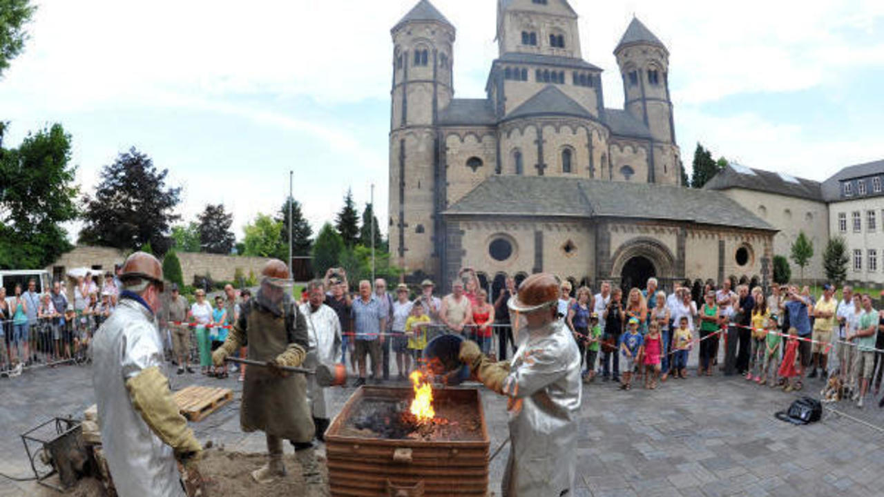 Glockenguss war Höhepunkt des Maria-Laach-Tages - Kreis Ahrweiler