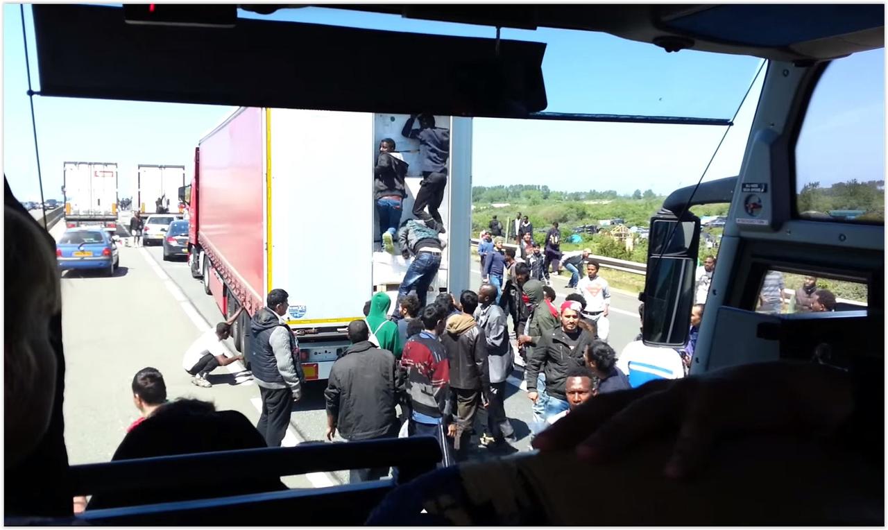 Videobilder Aus Calais Wie Fluchtlinge Massenhaft Lkw Entern Wollen Deutschland Welt Rhein Zeitung