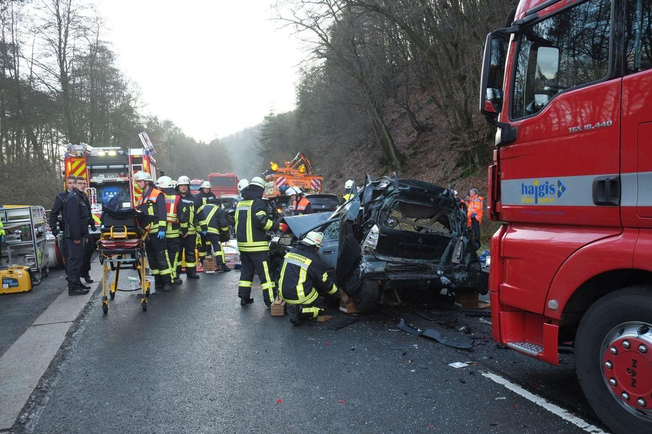 Schwerer Unfall Auf Der B 41 Lkw Rast In Wartende Pkw Nahe Zeitung Rhein Zeitung