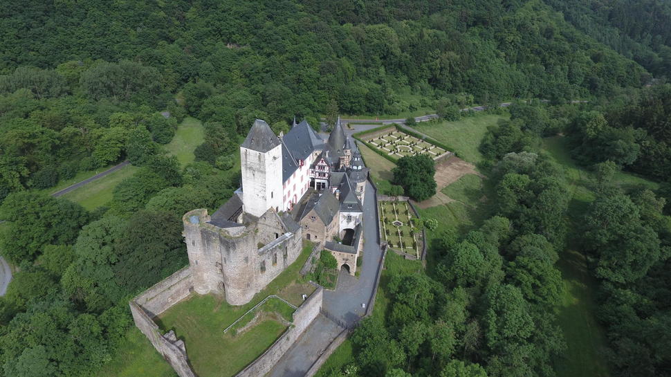Schloss Bürresheim aus der Vogelperspektive.