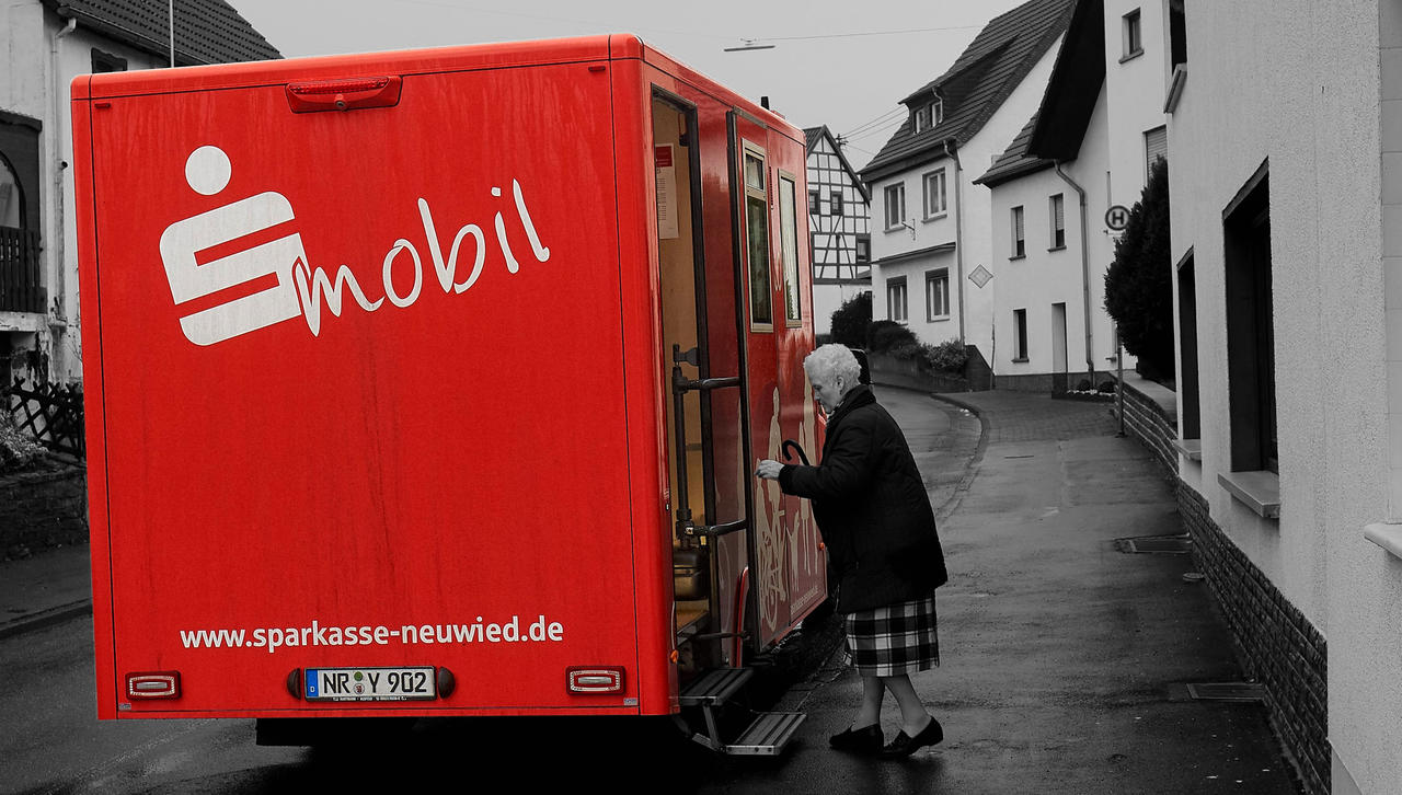 Immer Weniger Bankfilialen Wenn Der Bus Das Bargeld Bringt Rheinland Pfalz Rhein Zeitung