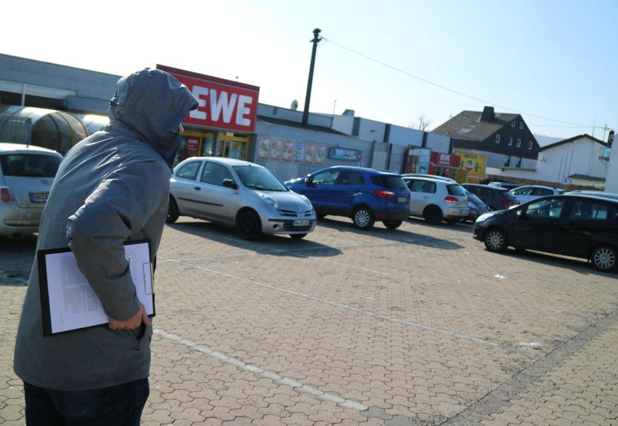 Neue Masche: Betrüger treiben Unwesen auf Supermarkt-Parkplätzen ...