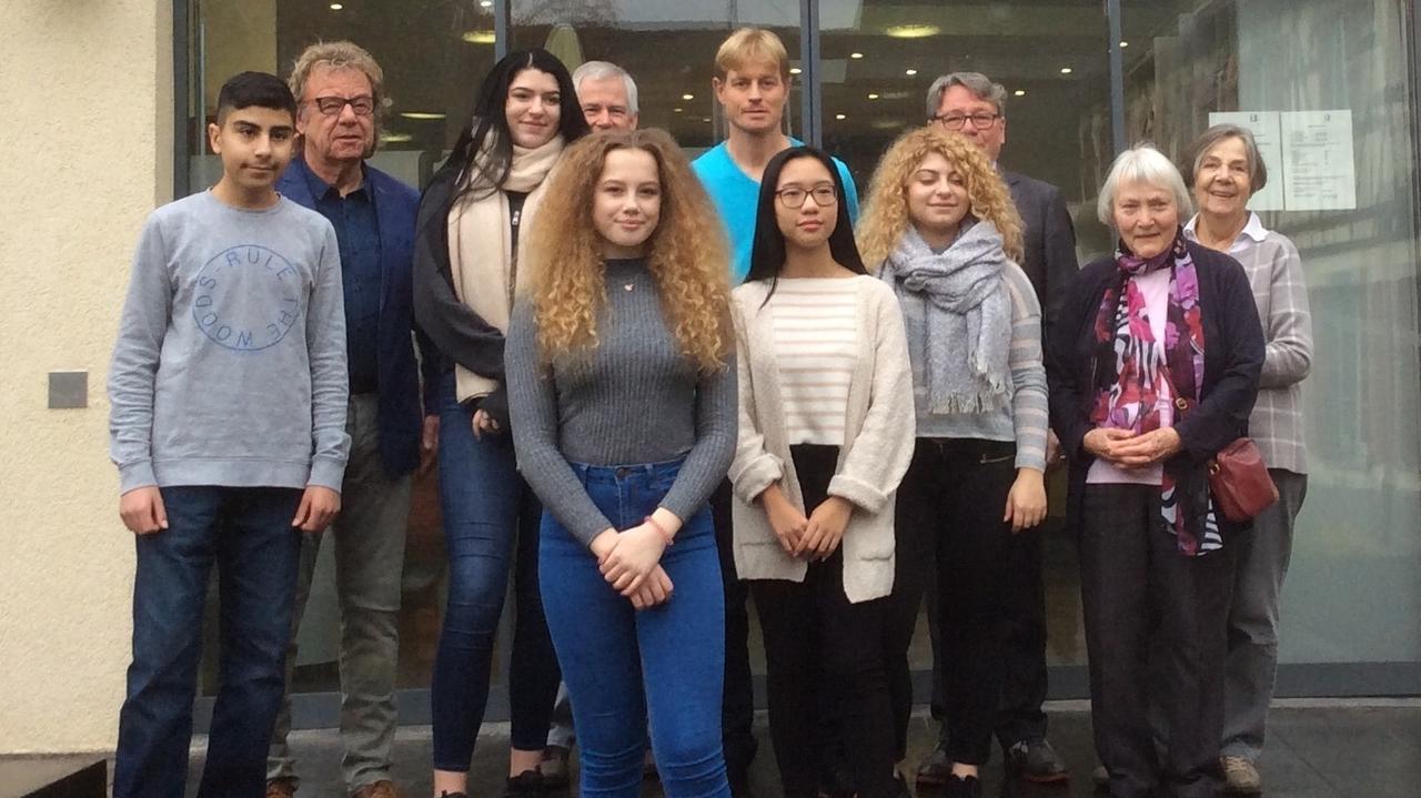 Schüler der Realschule Unkel lesen im Willy-Brandt-Forum ...