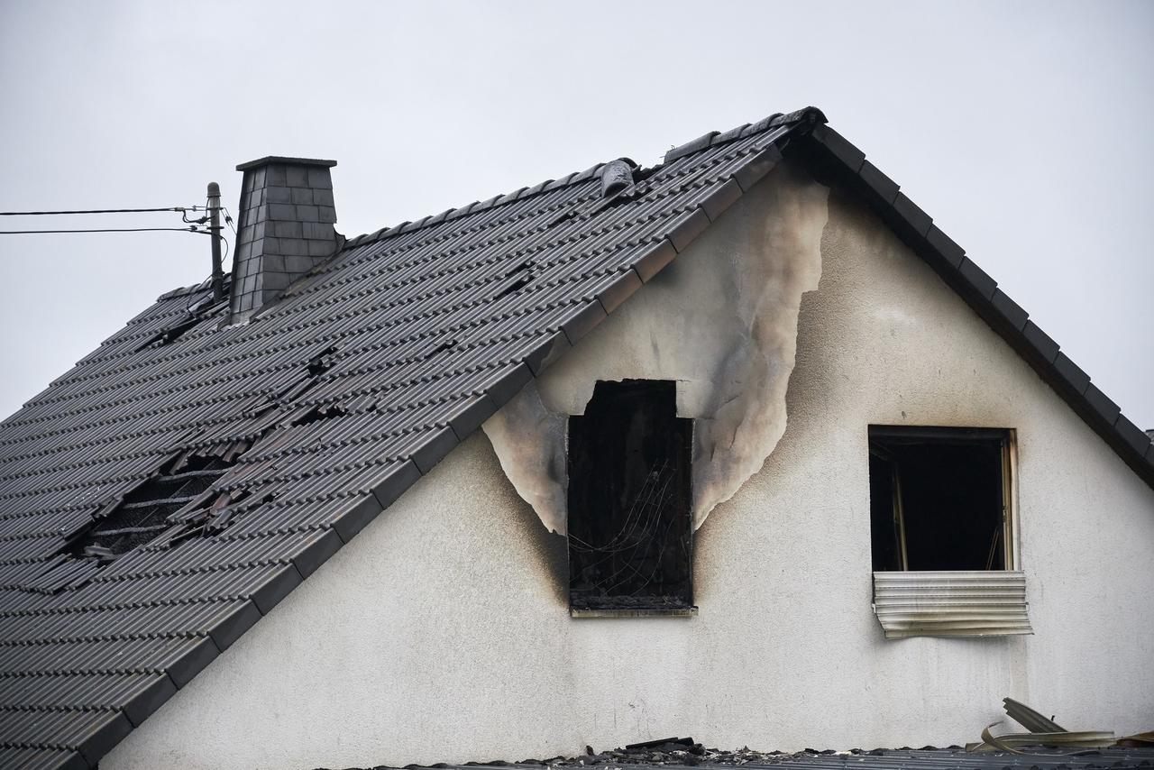 Nach Brand Im Westerwald Haus Unbewohnbar Menschen In Sicherheit 150000 Euro Schaden 5943