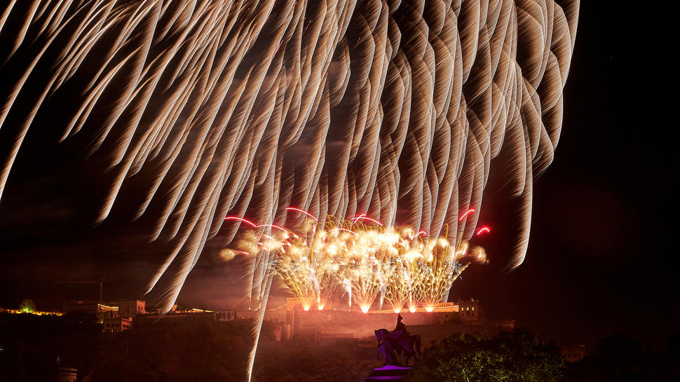 Das Abschlussfeuerwerk von Rhein in Flammen wird von der Festung Ehrenbreitstein abgeschossen und erleuchtet die Mündung der Mosel in den Rhein am Deutschen Eck mit dem Reiterstandbild von Kaiser Wilhelm. Acht Feuerwerke wurden am Abend am Rhein zwischen Spay und Koblenz in den Himmel geschossen. Foto: Thomas Frey