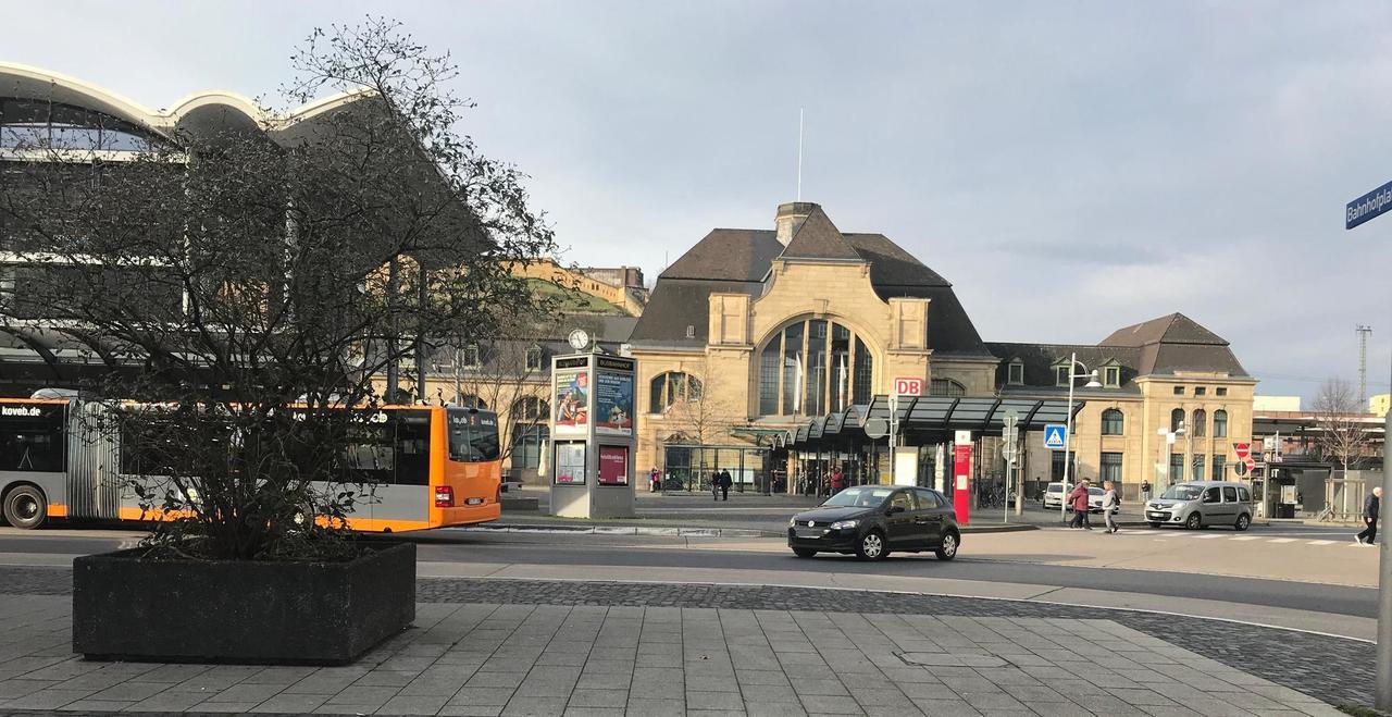 Verbotene Abkurzung In Koblenz Autos Mogeln Sich Im Busbahnhof Zwischen Den Bussen Durch Koblenz Region Rhein Zeitung