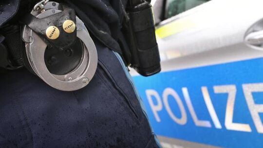 Polizist mit Handschellen