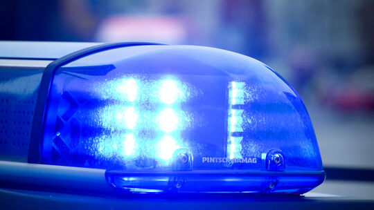 ARCHIV - ILLUSTRATION - Das Blaulicht an einem Polizeiauto leuchtet am 11.09.2014 in Frankfurt (Oder) (Brandenburg). Schrecklich Symbolbild