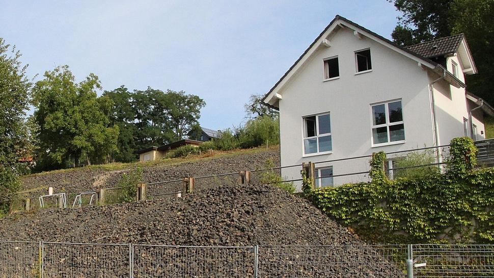 In der Straße „Am Gericht“ ist 2015 der Hang gerutscht. Anstelle des Basaltsteinhaufens stand hier noch ein Einfamilienhaus.