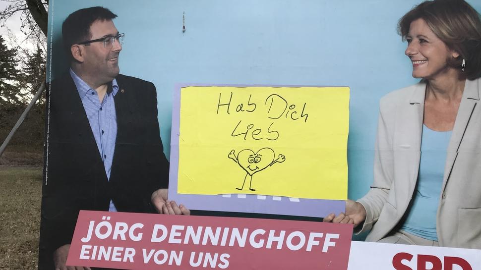 Ein SPD-Plakat mit Ministerpräsidentin Malu Dreyer und dem Abgeordneten Jörg Denninghoff ist von einem Scherzbold mit „Hab dich lieb“ überklebt worden. Die Sozialdemokraten konnten die Wahl auch in der Verbandsgemeinde Diez für sich entscheiden.