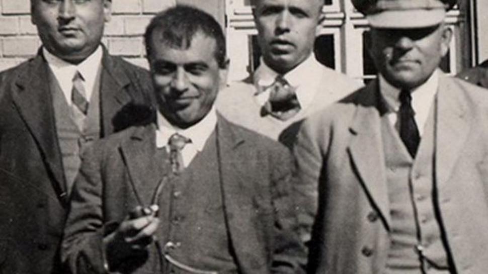Das Foto (um 1930) zeigt Jacob van Hoddis (Zweiter von links) mit Pflegern und Patienten der Privatklinik für Gemüts- und Nervenkranke in Göppingen.  Foto: Museum Göppingen