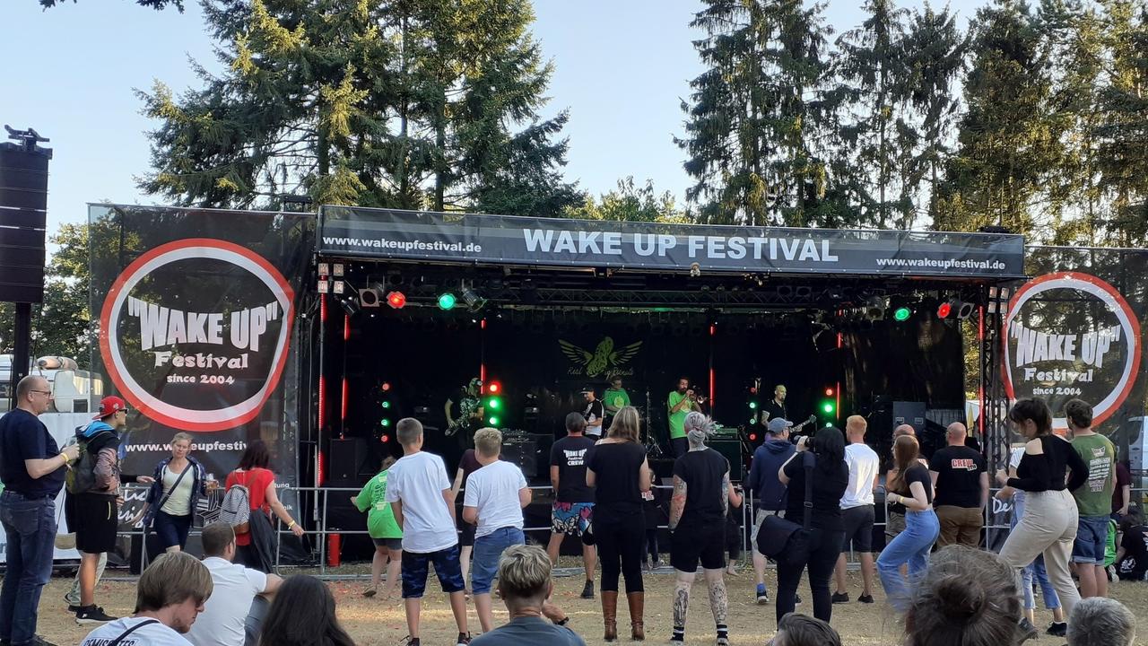 1000 Musikfans feiern auf dem WakeUpFestival in Linkenbach