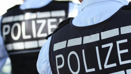 In Polizei-Westen gekleidete Polizisten