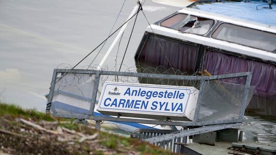 Fahrgastschiff mit Steigeranlage im Hafenbecken gesunken