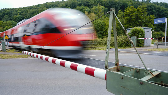 Streit um Bahnschranke