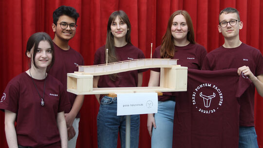Die erfolgreichen Brückenbauer (von links): Annika Mölle, Shrey Jain, Romy Schließer, Amelie Schmidt und Max Bongardt. gruppenbild-tauri-pontem-facientes