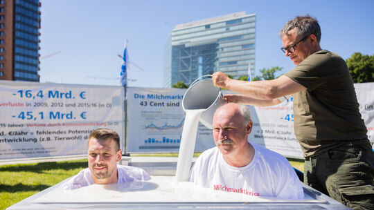 Bauern baden in Milch