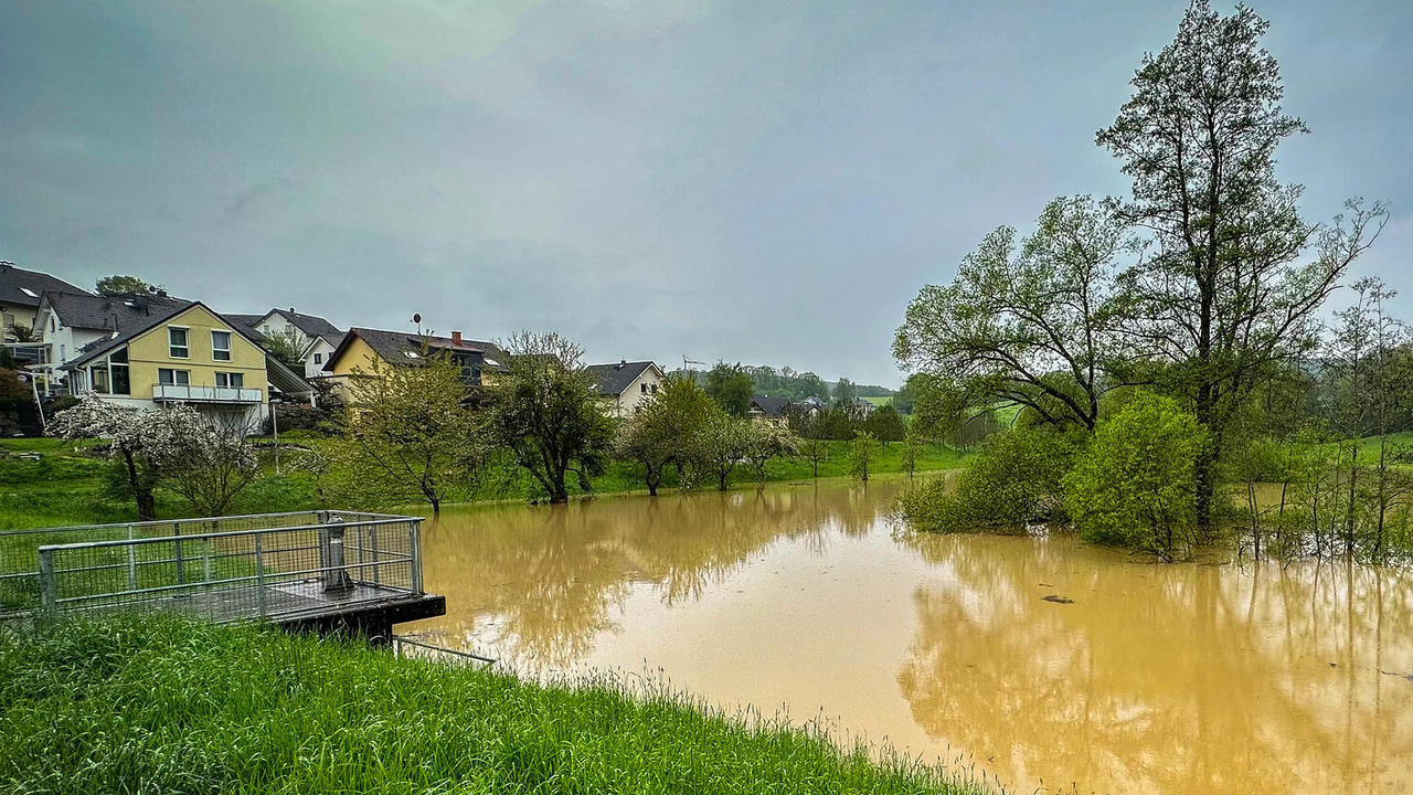 Mit Schutz Vor Regen Und Flut Allein Gelassen Vg Montabaur Arbeitet Unter Hochdruck An 