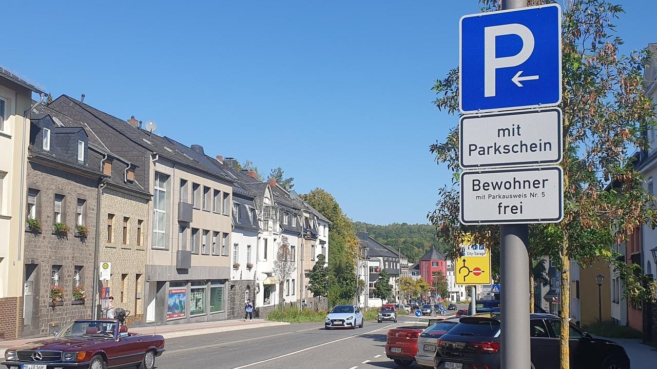 Werden Autofahrer geschröpft? Gebühr fürs Anwohnerparken in Mayen soll um  mehr als 1100 Prozent steigen - Andernach & Mayen - Rhein-Zeitung