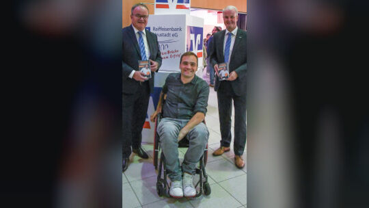 Martin Leis (von links) begrüßte Sebastian Wächter gemeinsam mit seinem Vorstandskollegen Konrad Breul. redner