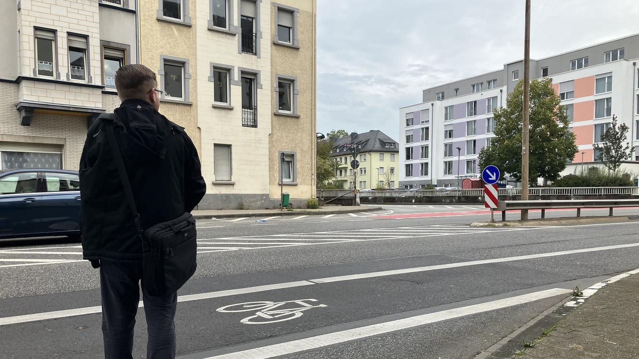Fußgänger überqueren viel befahrene Straße in Koblenz: Ampel soll
