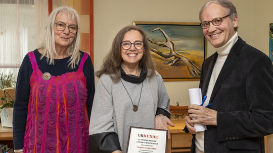 Thomas Berger (rechts) verleiht den Thomas-Berger-Literaturpreis 2023 an Gabriele Hartmann (Mitte). Helga Seelbach, Vorsitzende _j9a1822