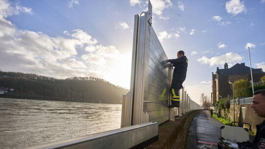 Feuerwehr baut Hochwasserschutzwand auf