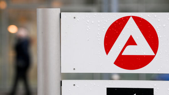 Eine Frau geht in die Agentur für Arbeit in Leipzig. Die Arbeitsagenturen geben heute die aktuellen Zahlen für Dezember bekannt. Arbeitsagentur gibt Zahlen bekannt