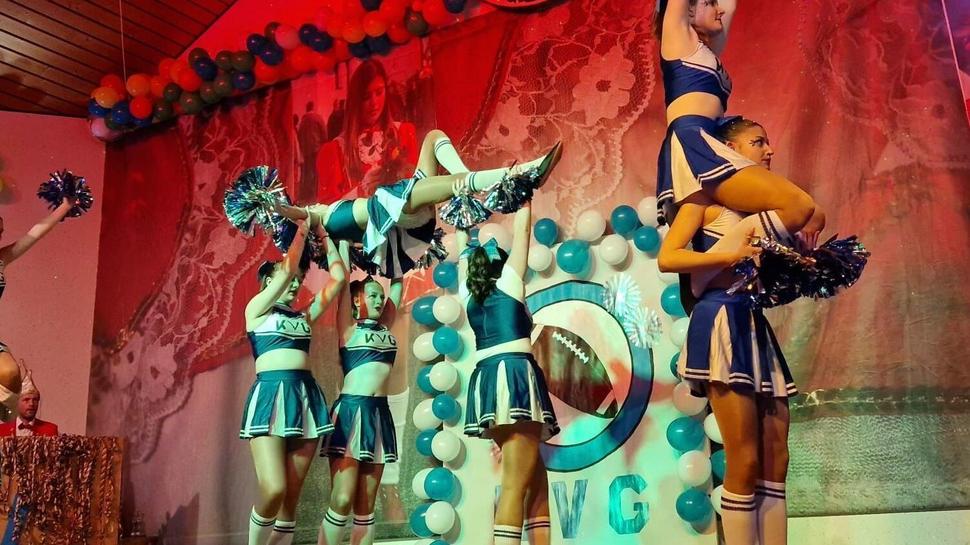 Die Cheerleader des Karnevalsvereins Gamlen boten mit ihrer Darbietung eine perfekte Show.  Foto: Karen Föhling