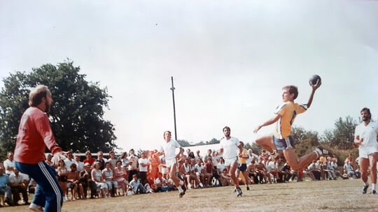 Impressionen von Feldhandballspielen aus früheren Jahrzehnten auf dem damals dritten Sportplatz des TuS Bannberscheid. "Längst vergessene Sportplätze": TuS 07 Bannberscheid