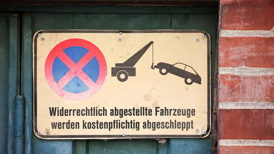 Hinweisschild Abschleppen