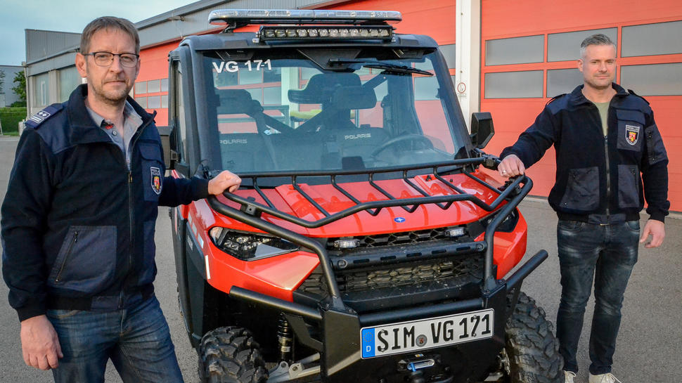 Markus Wittich, Wehrleiter der Freiwilligen Feuerwehr der VG Kastellaun (links) und sein Stellvertreter sowie Wehrführer der Kastellauner Feuerwehr, Christian Poschitz, mit dem neuen ATV.