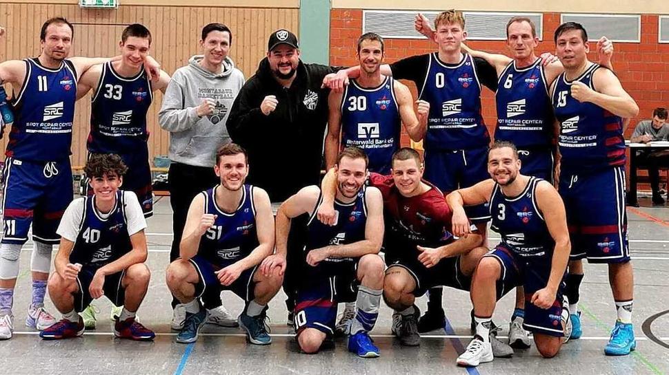 Nach dem letzten Saisonspiel gegen die BSG Rübenach/Urbar II wussten die Basketballer des BBC Montabaur noch nicht, dass sie künftig in der Landesliga antreten dürfen.  Foto: Weigel/BBC Montabaur