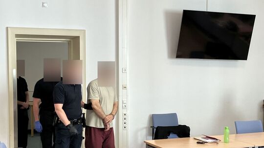 Ein Bild vom Prozessauftakt am Koblenzer Landgericht: Der Angeklagte Halil A. wird in den Saal geführt. rauental-1