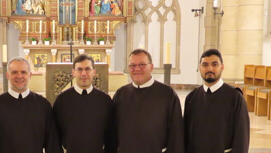 Bildunterschrift:Nach der Wahl ist vor der Wahl: v.l.n.rBr. John Francis TyrrellBr. Timotheus TelegaBr. Michael Ruedin