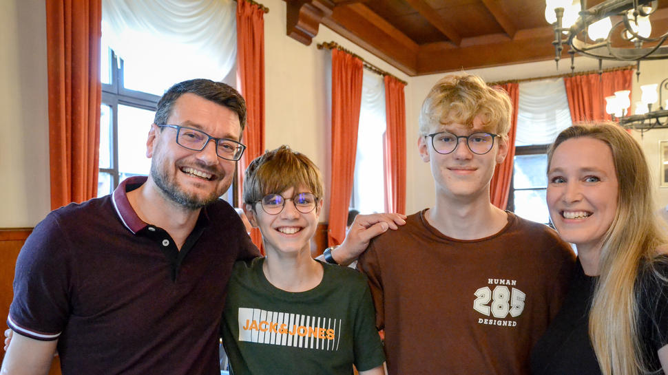 Die Freude ist groß im Hause Zimmer über den Wahlsieg des Familienoberhauptes: Mit Jan Zimmer freuen sich Ehefrau Heike und die Söhne Mika (von links) und Moritz.