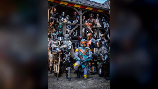 2. "Tolle Session auf Thurant": Die Star-Wars-Fans auf einem Wehrgang der Burg Foto Norbert Becker Foto Norbert Becker img-20240626-wa0021