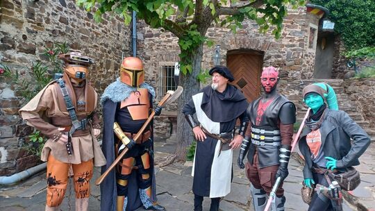 "Seid willkommen, solange Ihr den Burgfrieden haltet," Ansgar v. Portas mit einigen Besuchern aus einer anderen Welt. Foto Norbe 20240615_173354